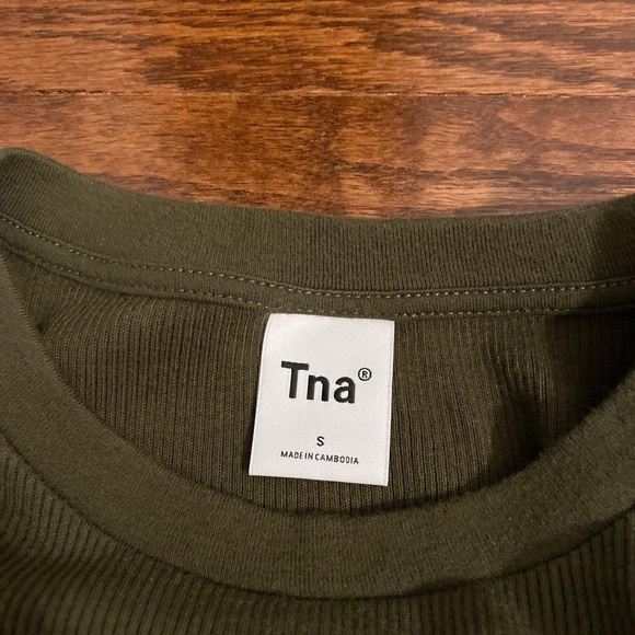 Green Aritzia TNA cropped longsleeve - Picture 2 of 2